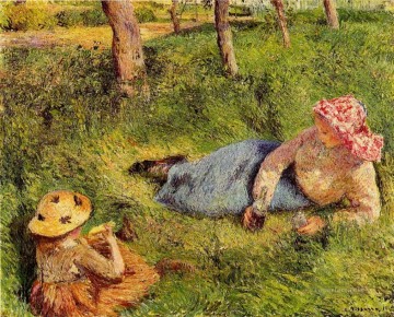 カミーユ・ピサロ Painting - 休むスナックの子供と若い農民 1882年 カミーユ・ピサロ